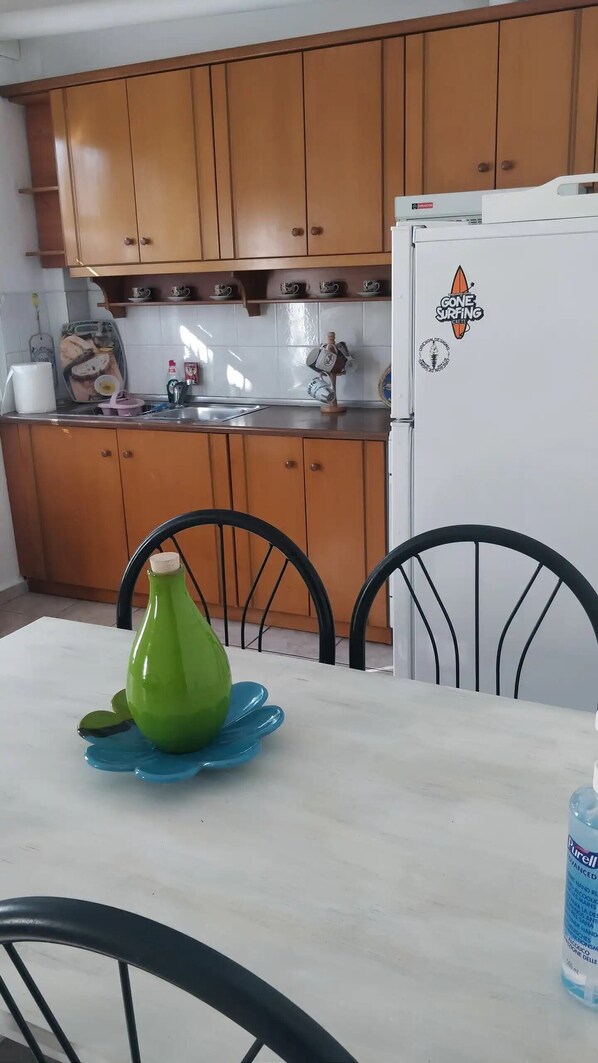 Refrigerador, horno, placa de cocina, tetera/pava eléctrica