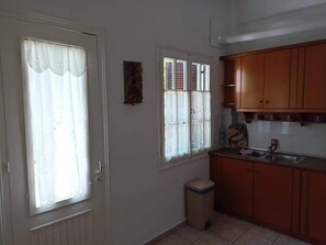 Refrigerador, horno, placa de cocina, tetera/pava eléctrica