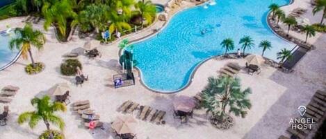 Alberca al aire libre y alberca climatizada