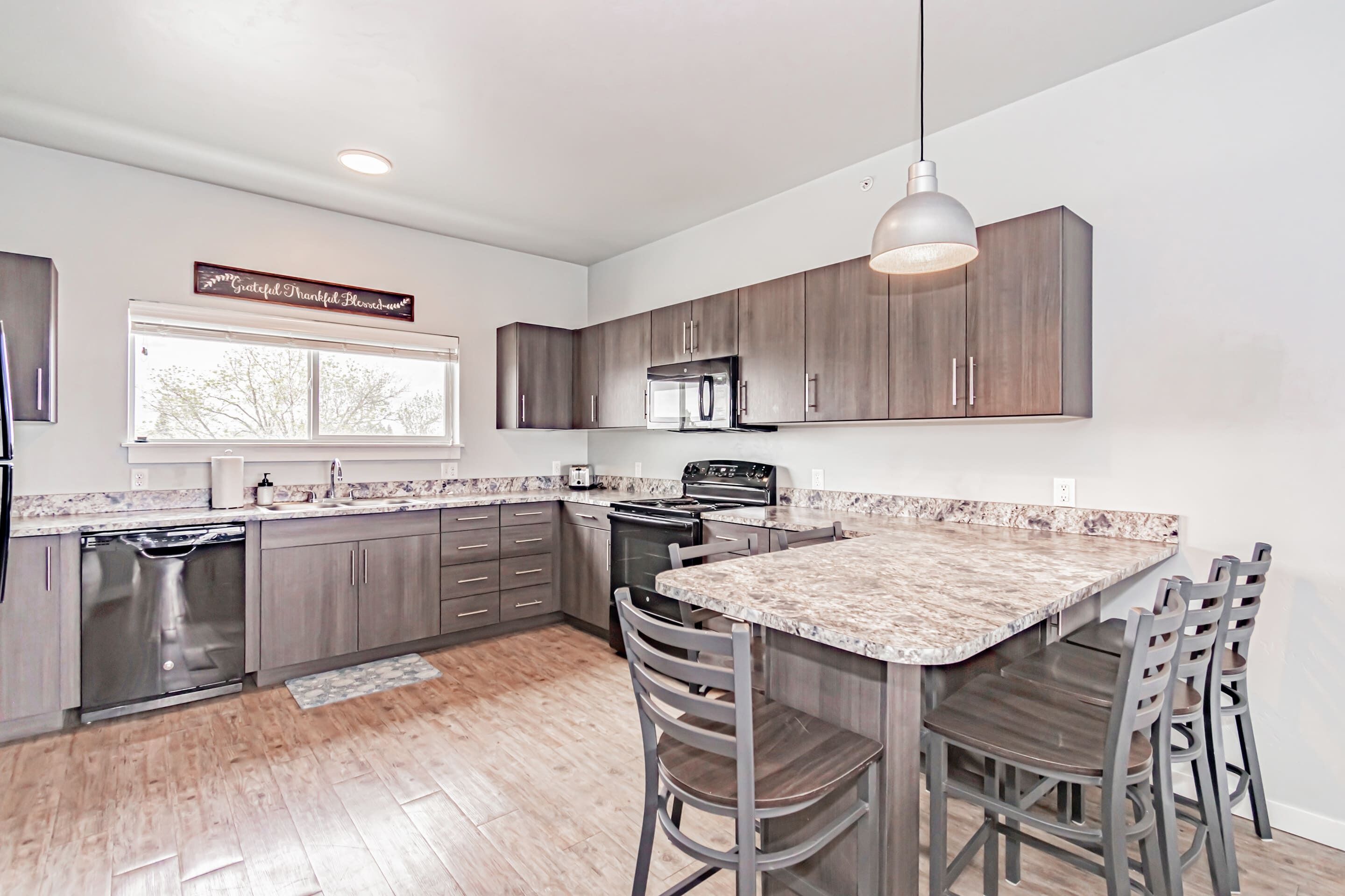 Ideal for Groups Full Kitchen Gym &amp; Free Parking