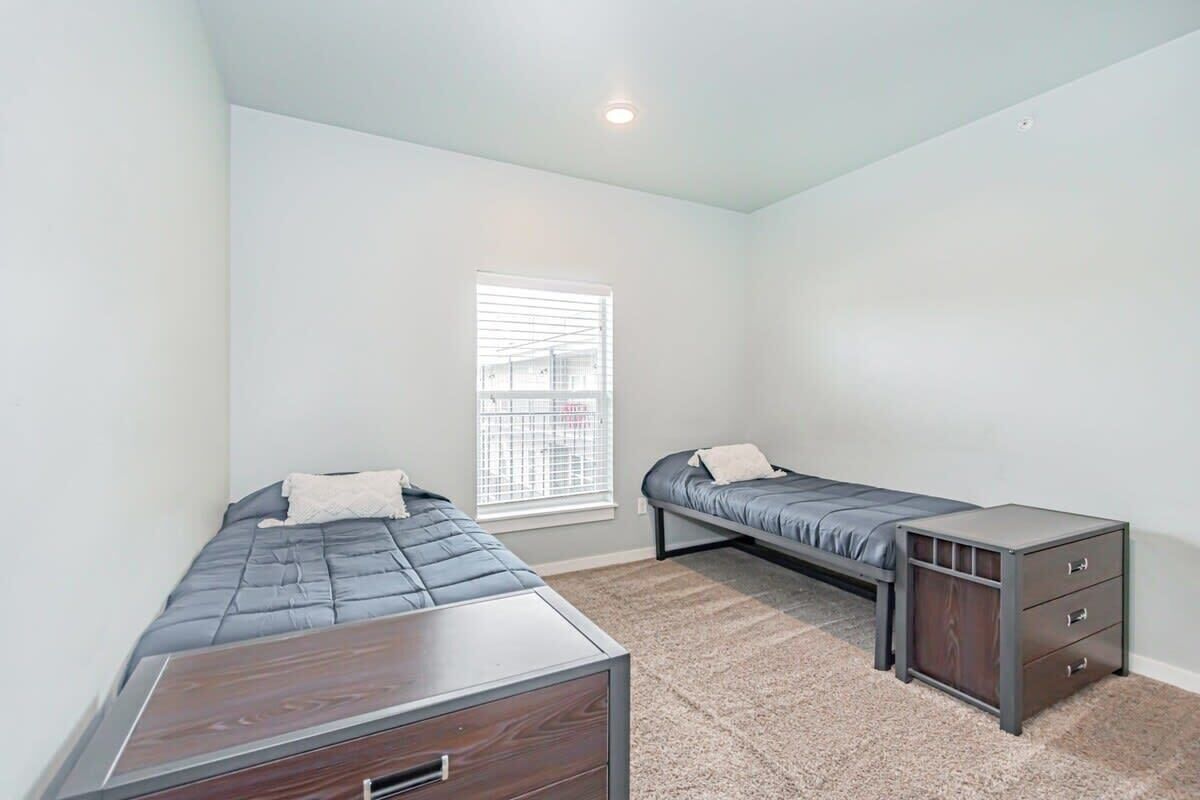 3 slaapkamers, een bureau, een strijkplank/strijkijzer, reisbedje