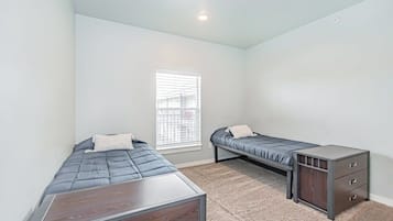 3 slaapkamers, een bureau, een strijkplank/strijkijzer, reisbedje