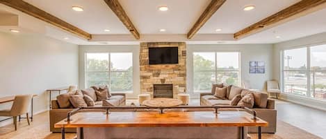 Smart-TV, Kamin, Tischfußball, Arbeitsbereiche