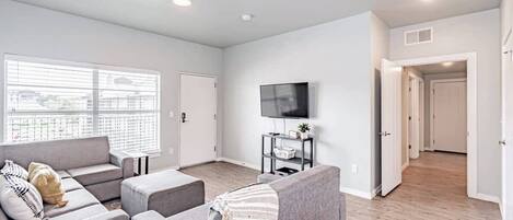 Smart-TV, Kamin, Tischfußball, Arbeitsbereiche