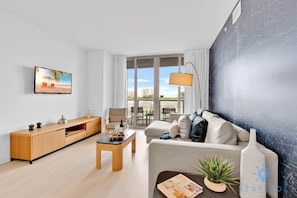 TV, offices - Modern Apartment | Balcony Access | Pool & Gym (Hallandale Beach)