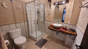 Dusche, Haartrockner, Handtücher, Seife
