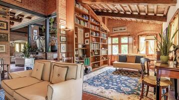 Design Villa | Ruang tamu | TV skrin rata, pendiangan, meja ping pong, buku-buku