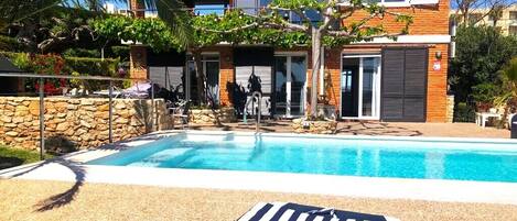 Una piscina al aire libre