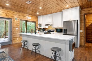 فرن، موقد طهي مسطح، غسالة أطباق، ماكينة لصنع القهوة/الشاي