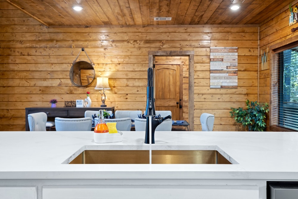 7BR 5BA, Pickleball, Basketball, Arcade, Hot Tub, Zipline, Slps 20