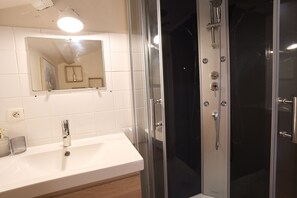 Dusche, Haartrockner, Handtücher, Toilettenpapier