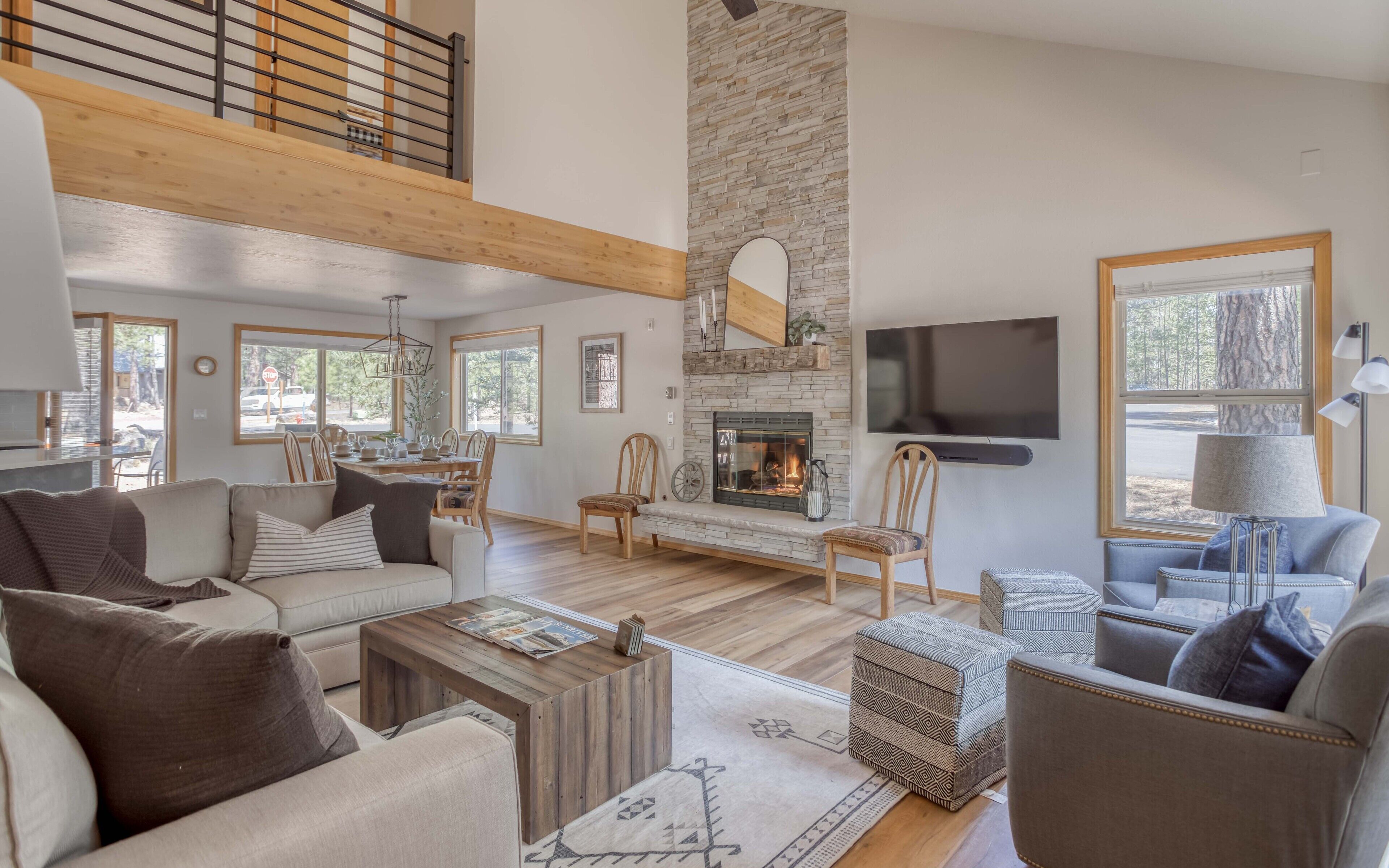 Stylish, comfortable, and inviting 4 Bedroom Sunriver Home with Hot Tub