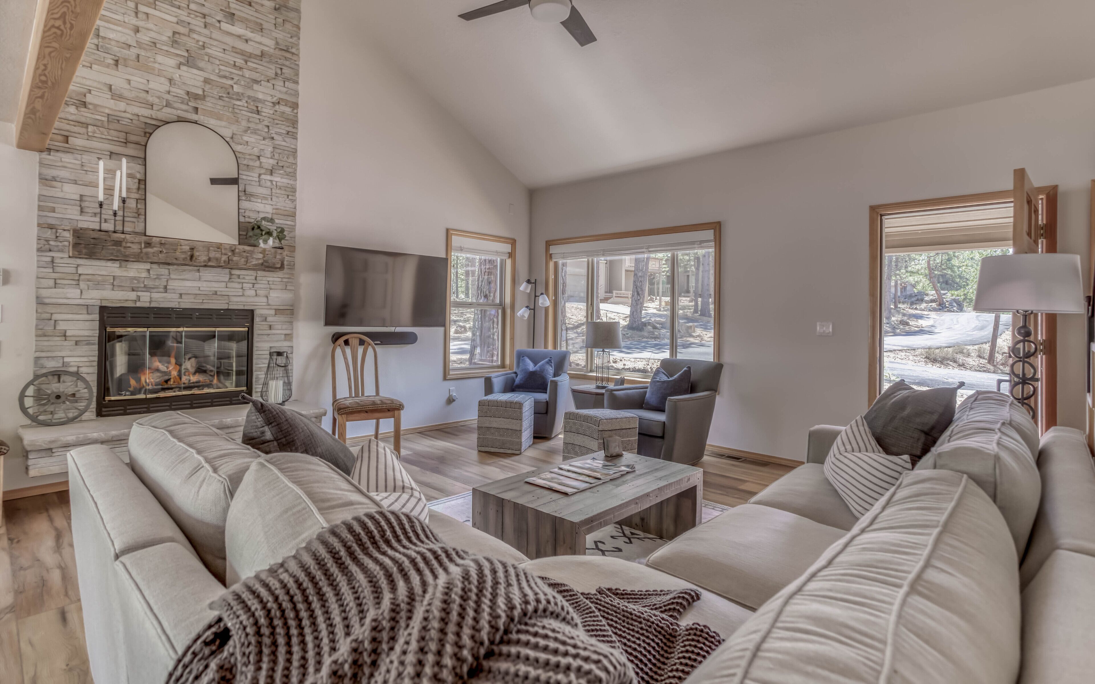 Stylish, comfortable, and inviting 4 Bedroom Sunriver Home with Hot Tub