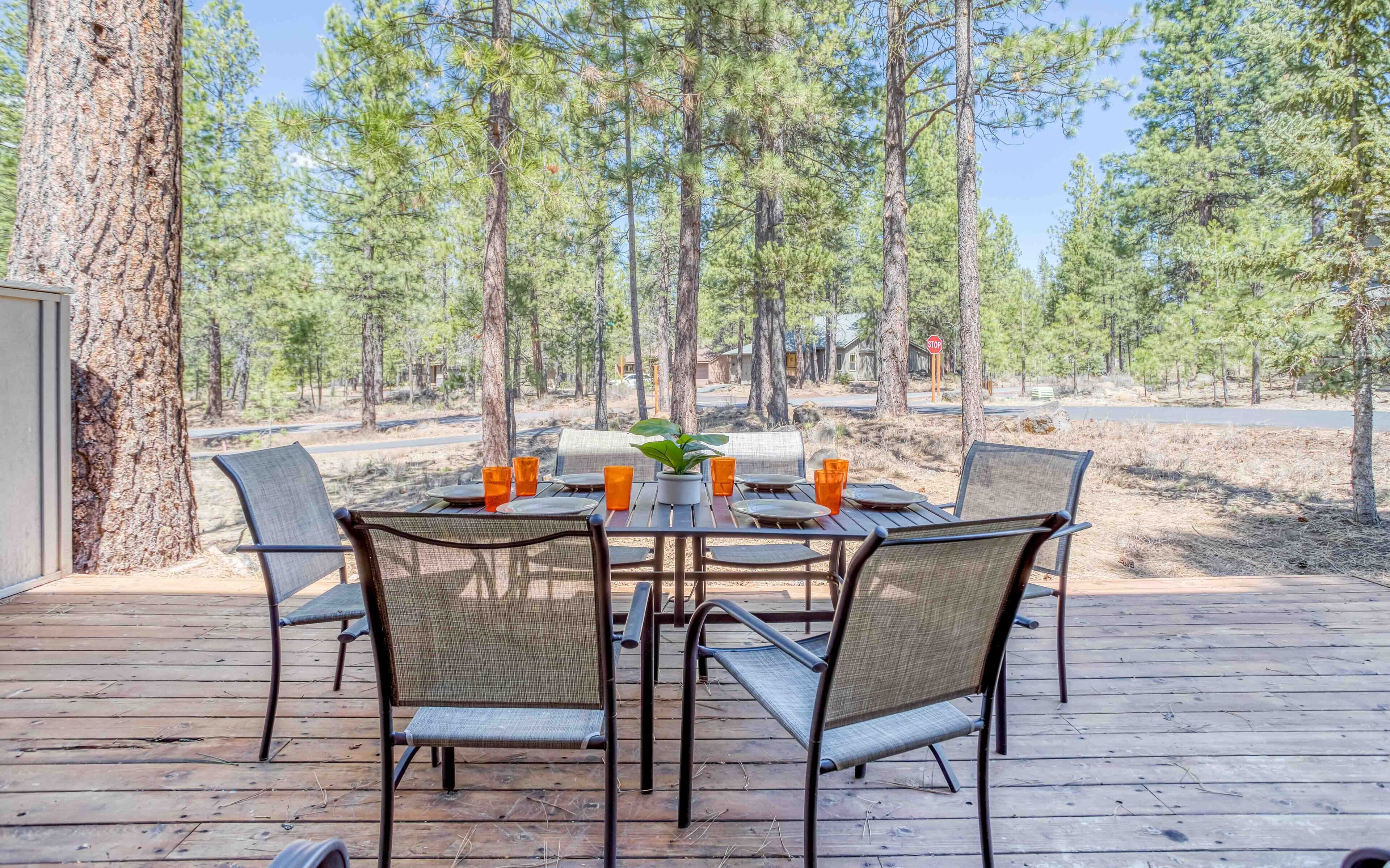 Stylish, comfortable, and inviting 4 Bedroom Sunriver Home with Hot Tub
