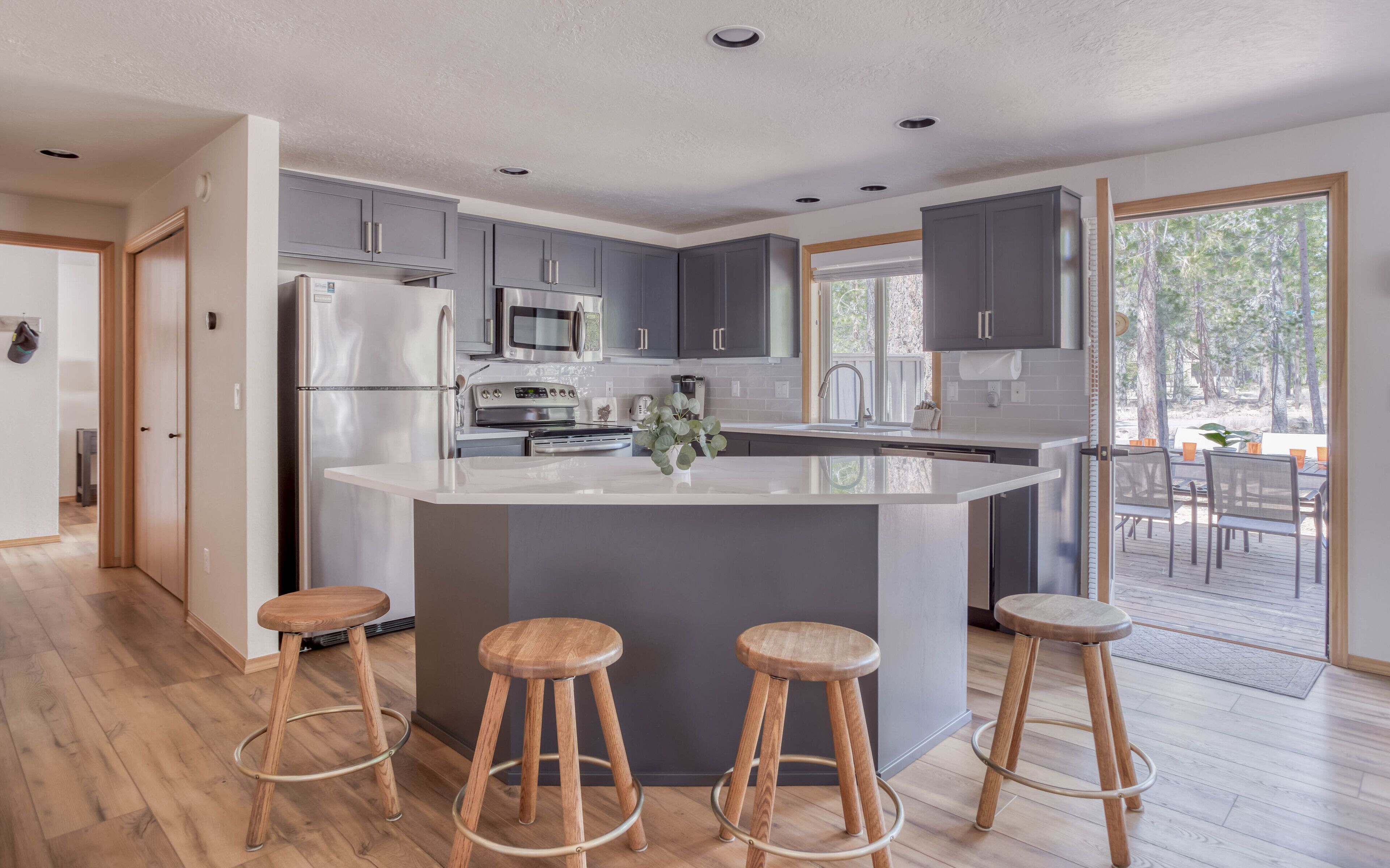 Stylish, comfortable, and inviting 4 Bedroom Sunriver Home with Hot Tub