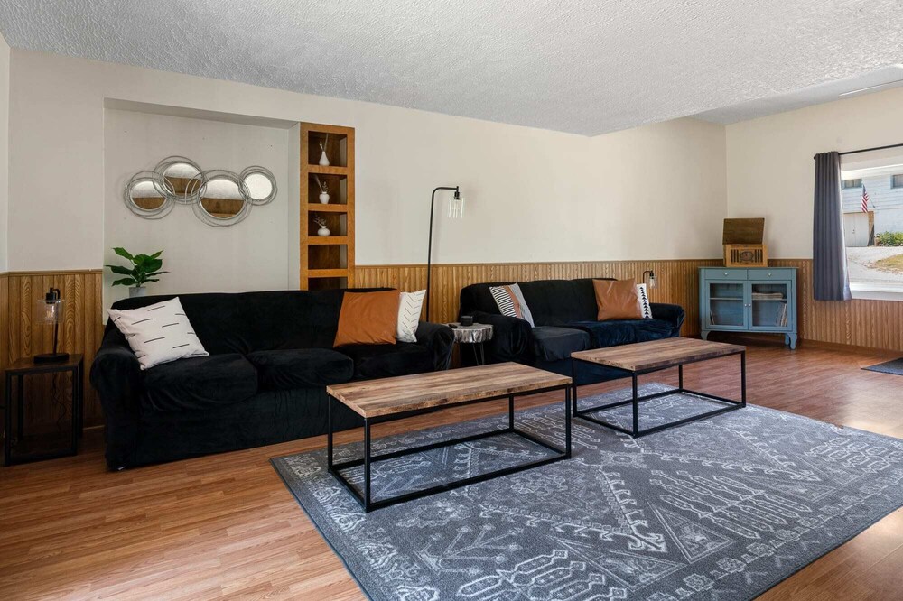 Cozy 2 BR Home on Shores of Lake Charlevoix