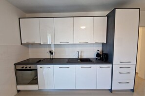 Fridge, oven, stovetop, dishwasher