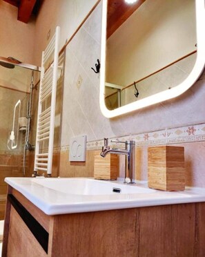 Shower, bidet - 1-Bedroom Apartment with Terrace (Polignano a Mare)