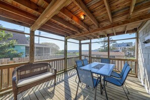 Outdoor dining - K and S Paradise by Seaside Vacations & Sales (Chincoteague Island)
