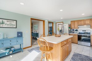 Refrigerador, microondas, horno y parrilla de estufa 