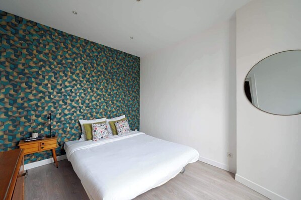 Iron/ironing board, WiFi, bed sheets