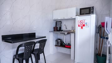 Microwave, stovetop, cookware/dishes/utensils, freezer