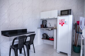 Microondas, placa de cocina, utensilios de cocina, freezer