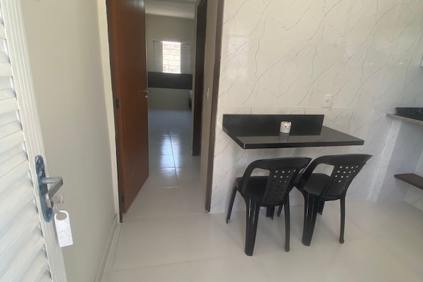 Microondas, placa de cocina, utensilios de cocina, freezer