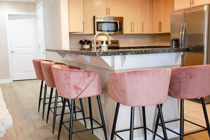 Fridge, microwave, stovetop, dishwasher