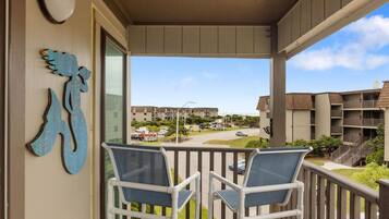 Condo, 2 Bedrooms | Property grounds