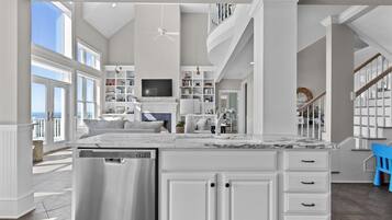 House, 4 Bedrooms | Private kitchen | Fridge, oven, coffee/tea maker, toaster