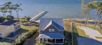 Sunset Bay Retreat 4 Bedroom Home by RedAwning