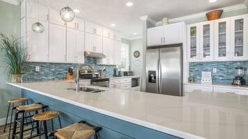 Maison, 4 chambres | Cuisine privée | Réfrigérateur, four, cafetiÚre/bouilloire, grille-pain