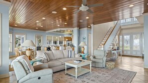 House, 5 Bedrooms | Living area