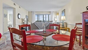Condo, 2 Bedrooms | Dining