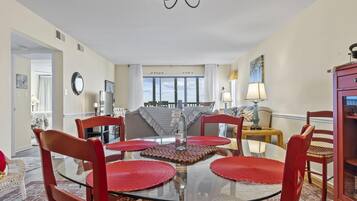 Condo, 2 Bedrooms | Dining
