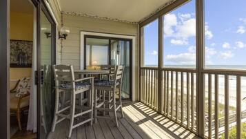 Condo, 2 Bedrooms | Balkoni