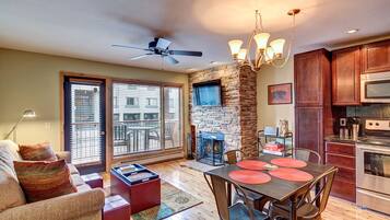 Televisión y chimenea