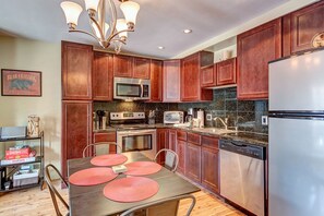 Fridge, microwave, oven, stovetop - Beautiful Condo Central to Main Street and Peak 9! (Breckenridge)