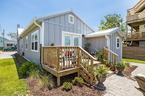 Exterior - Conch's Point Cottage 2 Bedroom Home by RedAwning (Morehead City)