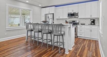 Conch's Point Cottage 2 Bedroom Home by RedAwning