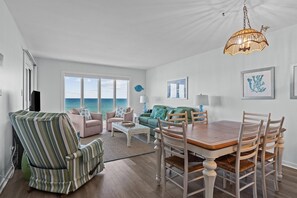 Condo, 3 Bedrooms | Ruang tamu