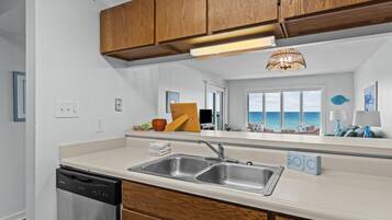 Condo, 3 Bedrooms | Private kitchen | Fridge, oven, coffee/tea maker, toaster