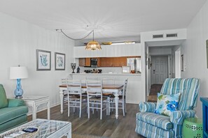 Condo, 3 quartos | Área de estar
