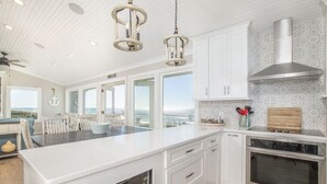 House, 4 Bedrooms | Private kitchen | Coffee/tea maker, fridge, oven, toaster