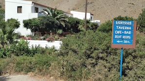 Placa de Dionysos Tavern, Café-Bar e Aluguel de Quartos, a 20 metros.