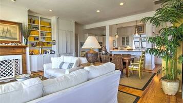 House, 6 Bedrooms | Living area