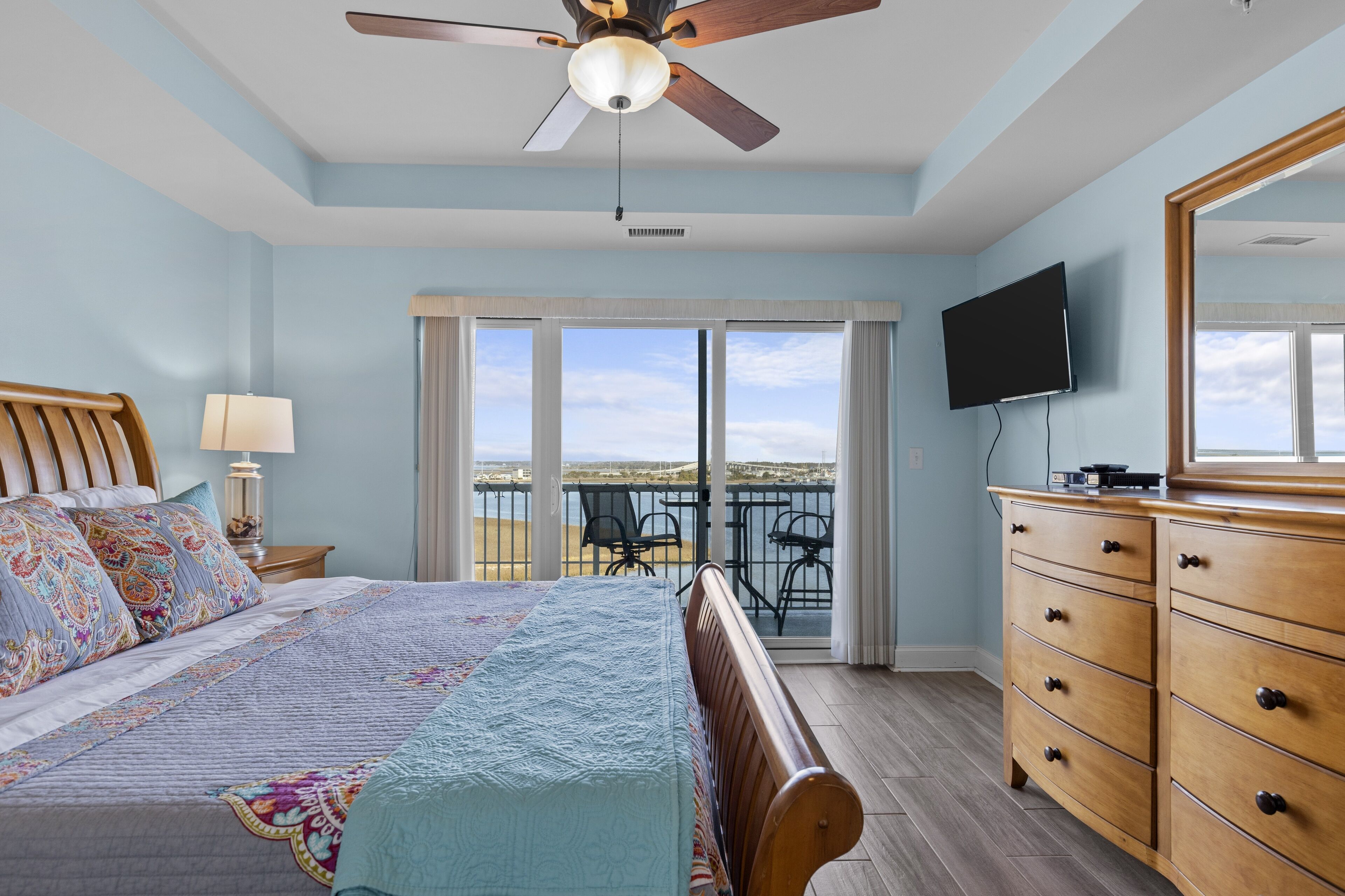 Yacht Club Dream 3 Bedroom Condo by Redawning