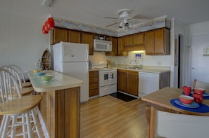 Condo, 2 quartos | Cozinha privada | Geladeira, fogão, cafeteira/chaleira, torradeira