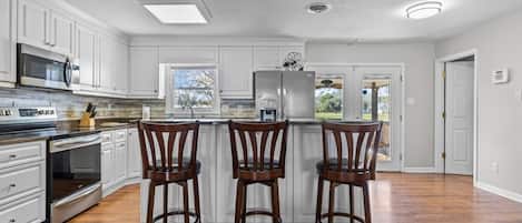 Casa, 3 habitaciones | Cocina privada | Frigorífico, horno, cafetera o tetera y tostadora